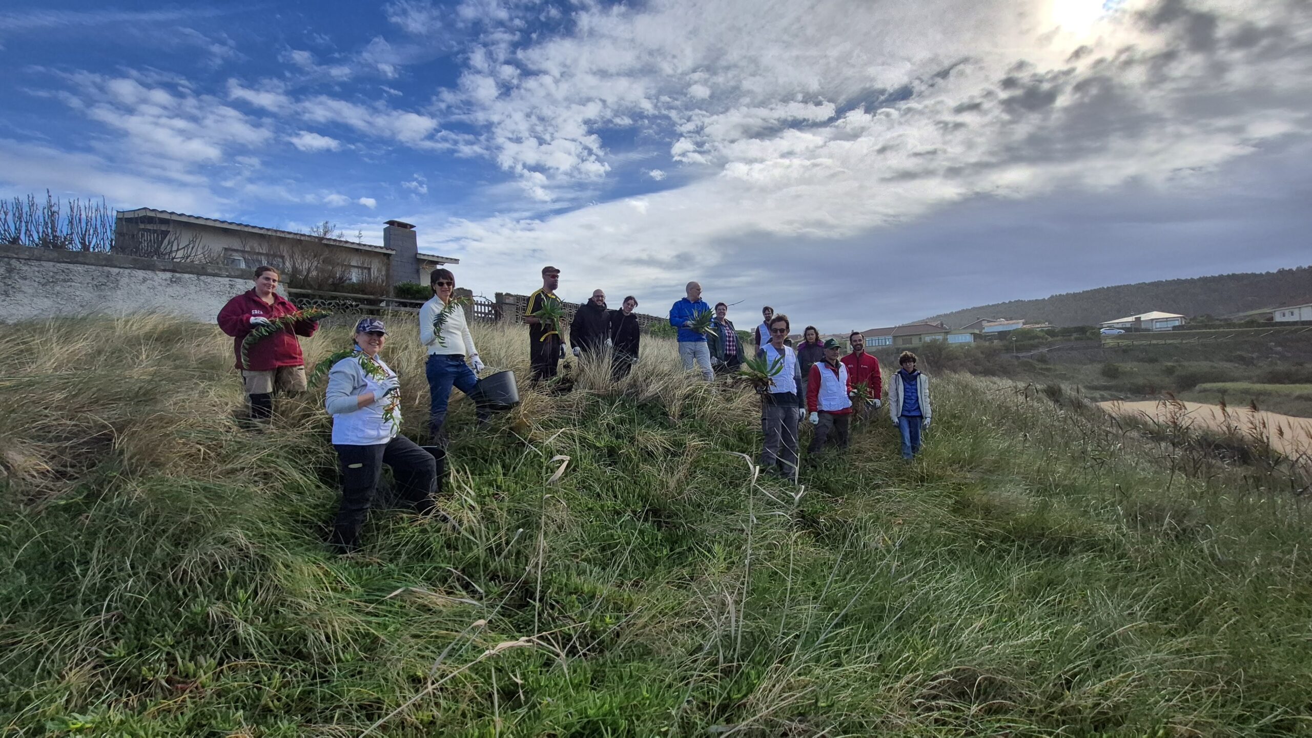 Voluntariado de Biodevas durante una jornada de trabajo ambiental en el litoral
